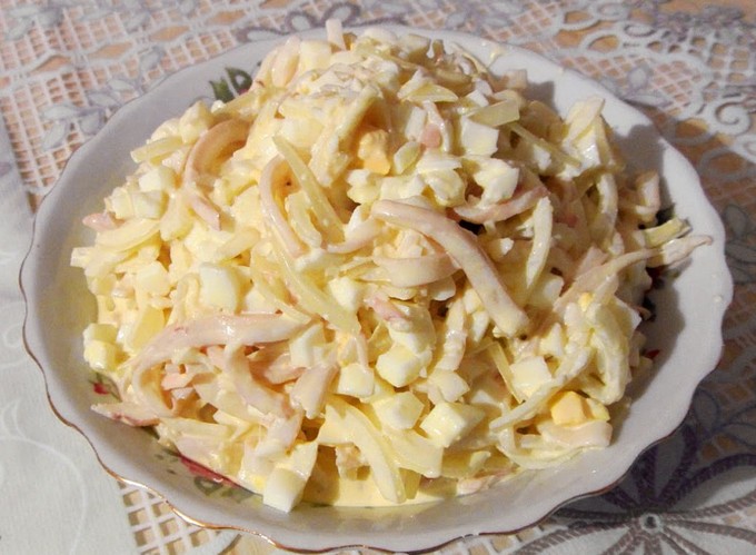 Салат из кальмаров с сыром