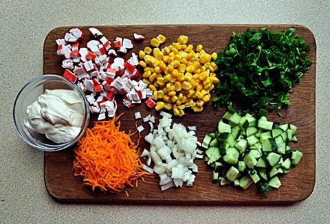 Режем салат с крабовыми палочками