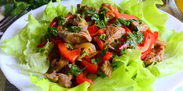 Салат с говядиной, грибами и болгарским перцем